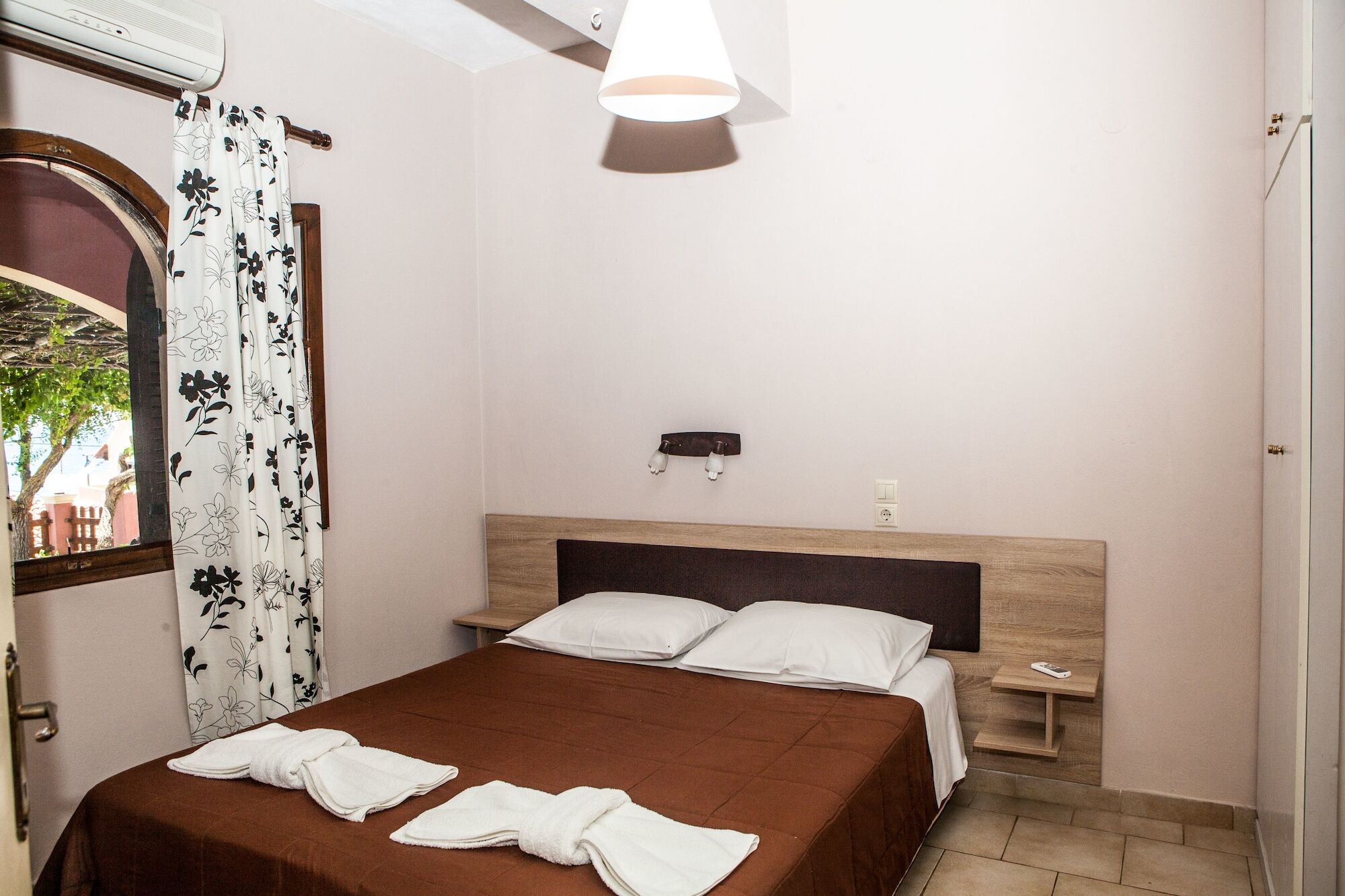 Eleana Apartments And Studios Agios Georgios  Exteriör bild